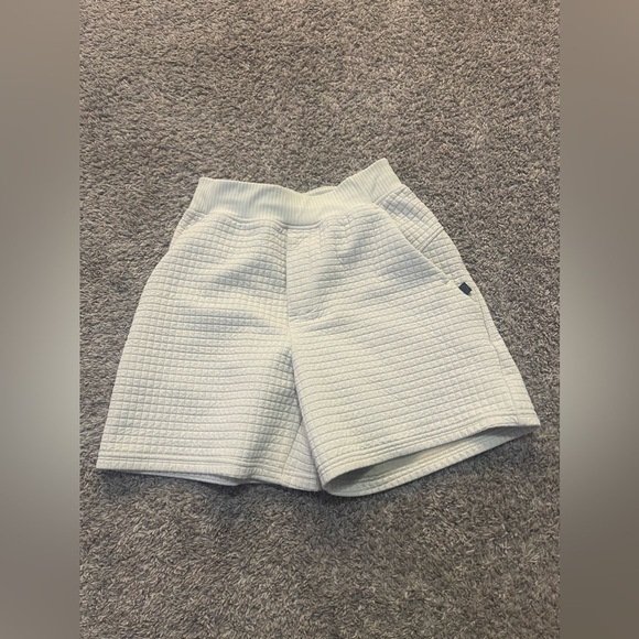 Lululemon lab Textured Grid High-Rise Short 5.5" Size 4
Color Muslin - Picture 8 of 10